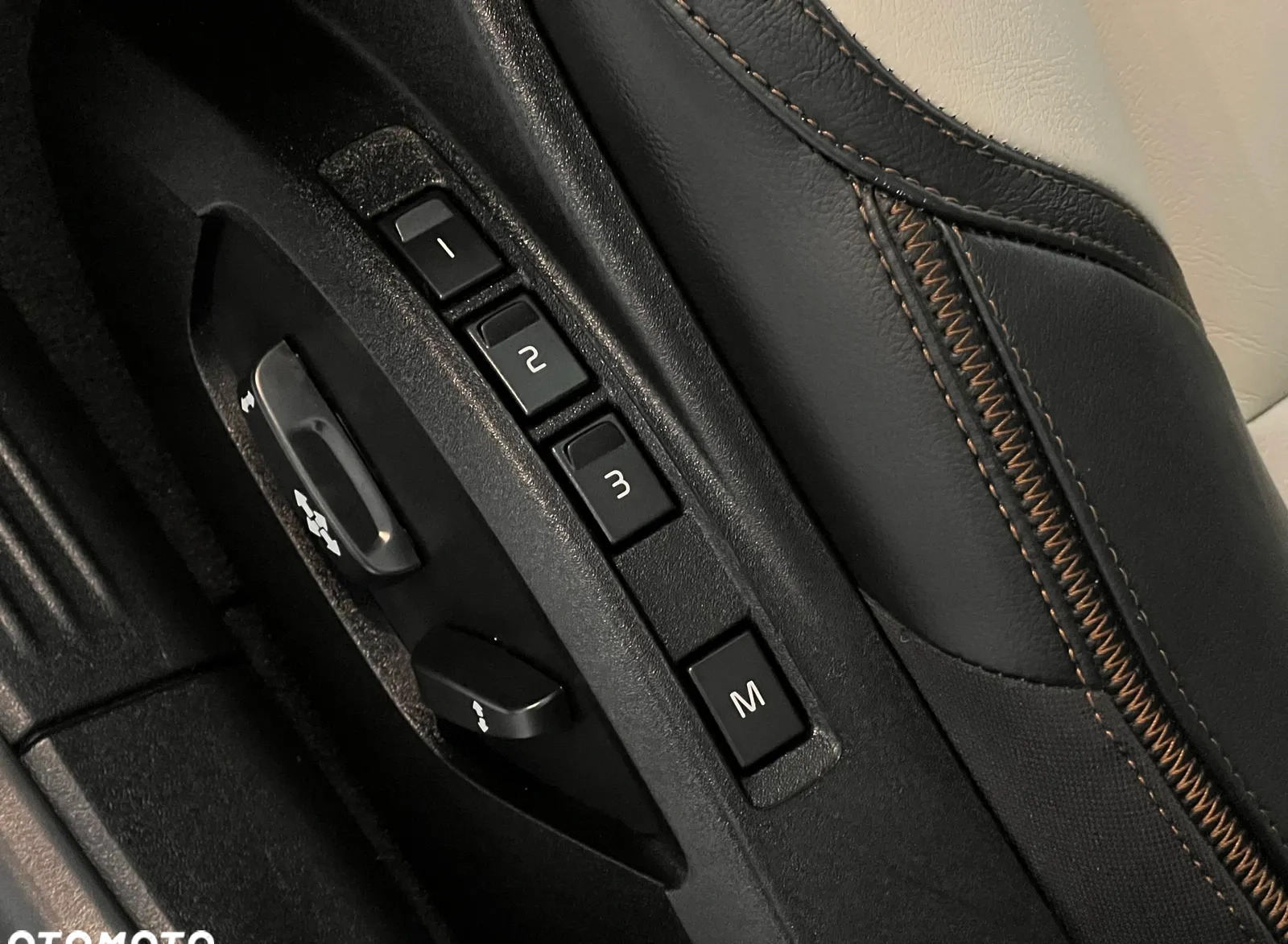 Volvo V40 cena 85900 przebieg: 142000, rok produkcji 2016 z Pilawa małe 562